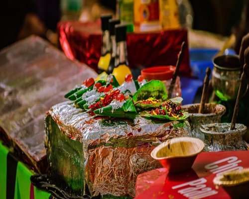 Berbagai macam sayuran segar dan masakan rumahan di atas meja